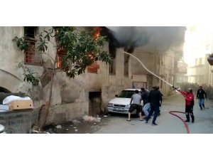 2 katlı ev yangında kullanılamaz hale geldi