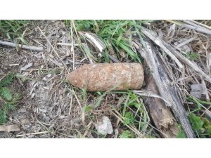 Tarla sürerken traktörüne top mermisi takıldı
