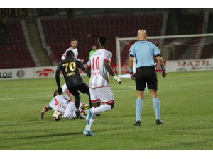 TFF 1. Lig: E.H. Balıkesirspor: 0 - İstanbulspor: 2 (İlk yarı sonucu)
