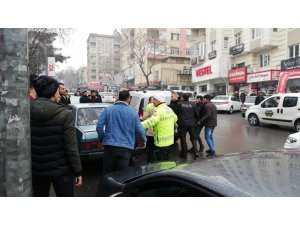 Kendini uyaran garsona saldırdı