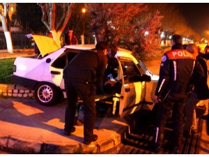 Araçta sıkışan sürücüyü polis ve sağlık ekipleri kurtardı