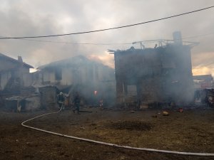 Denizli’de iki katlı ahşap ev alev alev yandı