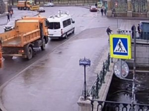 Rusya’da nehre düşen genci polis kurtardı