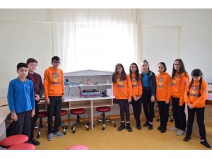 Çanakkaleli öğrenciler, kendi enerjisini üreten bir temizlik makinesi için kolları sıvadı