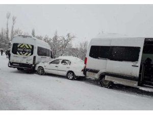 Buzlanan yolda kayan servis minibüsü kamerada