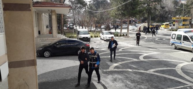 Uyuşturucu satıcısı otogarda yakalandı