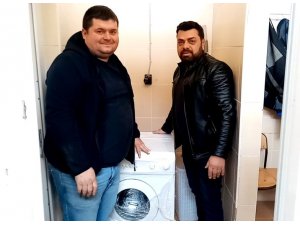 Hırsızlığa üzülen taraftar takımına çamaşır makinesi hediye etti