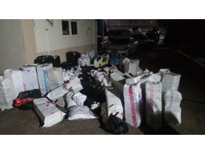 Fıstık çuvalları arasındaki binlerce paket kaçak sigara ile tütün ele geçirildi