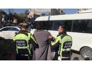 Kuşadası’nda trafik polisine taşlı saldırı