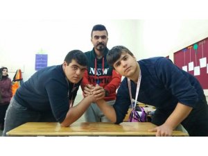 Dicleli öğrencilerin bilek güreşi başarısı