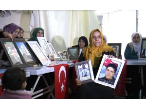 Kızına kavuşmanın sevincini oturma eylemi yapan annelerle paylaştı