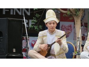 Kazakistan'da geleneksel halk müzik grubu, aralıksız 75 ezgi çaldı