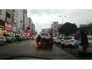 Çocukların trafikte ölümle oyunu kamerada