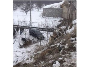 Otomobil köprüden kayıp şarampole uçtu: 1 yaralı