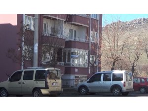 Öldürülen kadının evi sessizliğe büründü