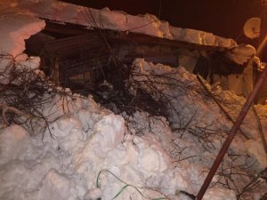 Çatıdan düşen kar içeride mahsur bıraktı