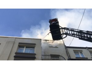 Galata’da korku dolu anlar, patlayan cam aşağıya uçtu