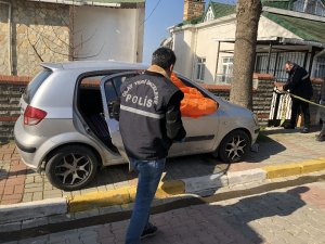 Araba içinde ölü bulundu