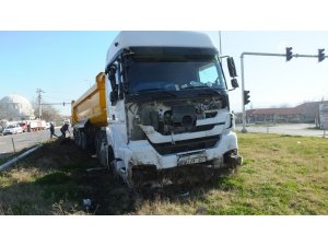 Hafriyat kamyonu kamyonete çarptı: 2 yaralı