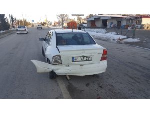 Frene bastı otomobil çarptı