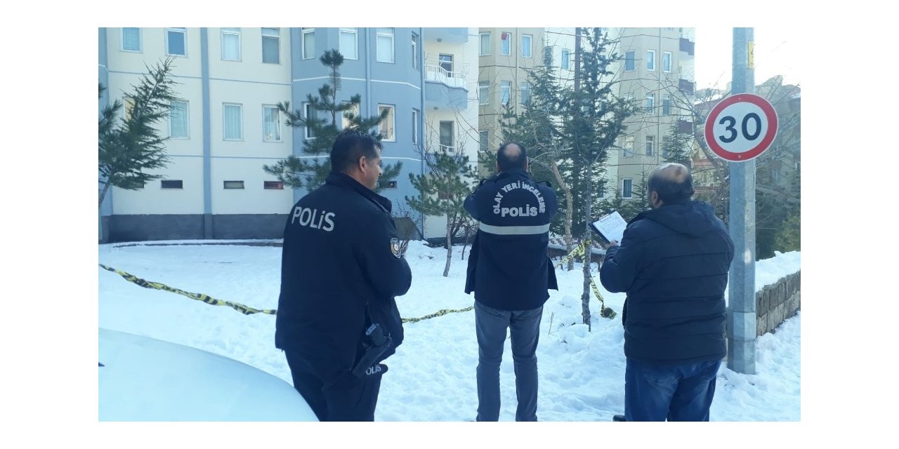 Eşi son anda yakaladı, dayanamayarak 5. kattan aşağı düştü