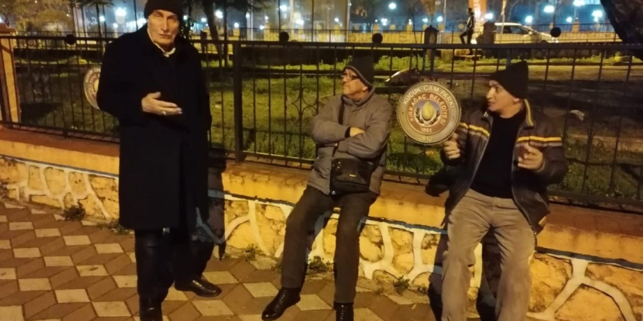 Depremde panik yaşayan vatandaşlar sokaklara döküldü