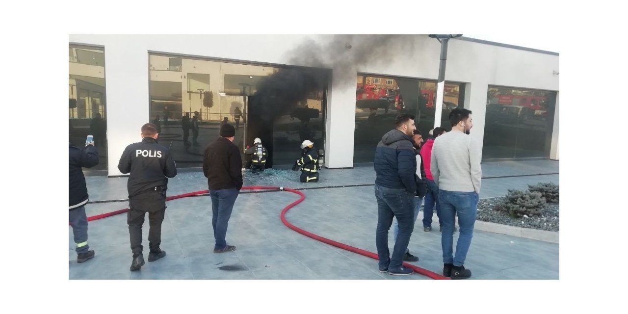 İş yerinde çıkan yangın paniğe neden oldu