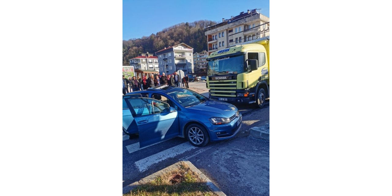 Kamyon ile otomobil çarpıştı: 4 yaralı