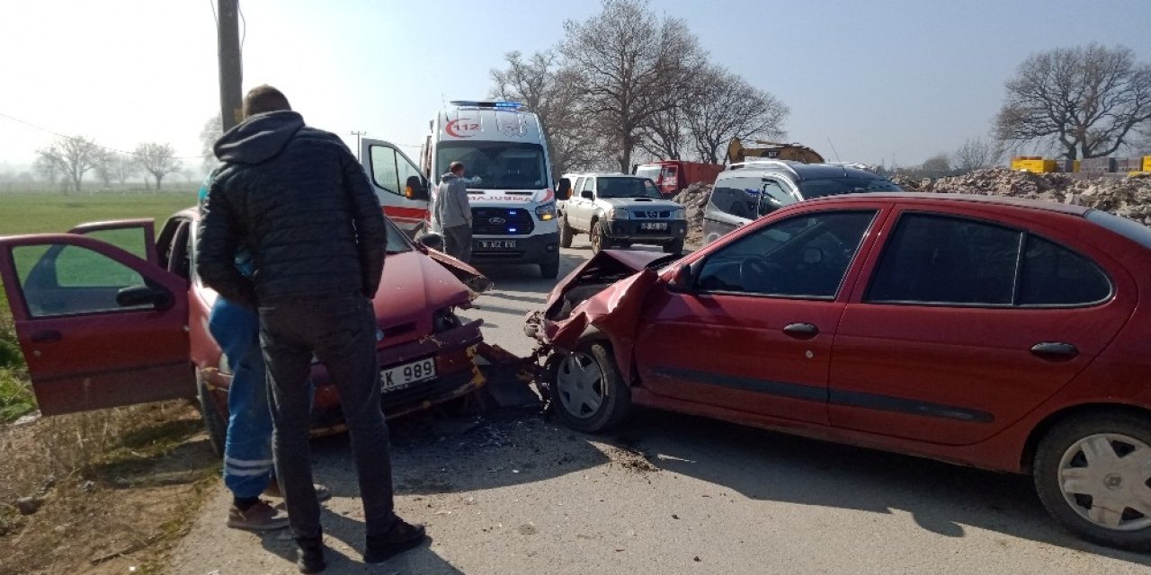 Otomobiller kafa kafaya çarpıştı: 3 yaralı