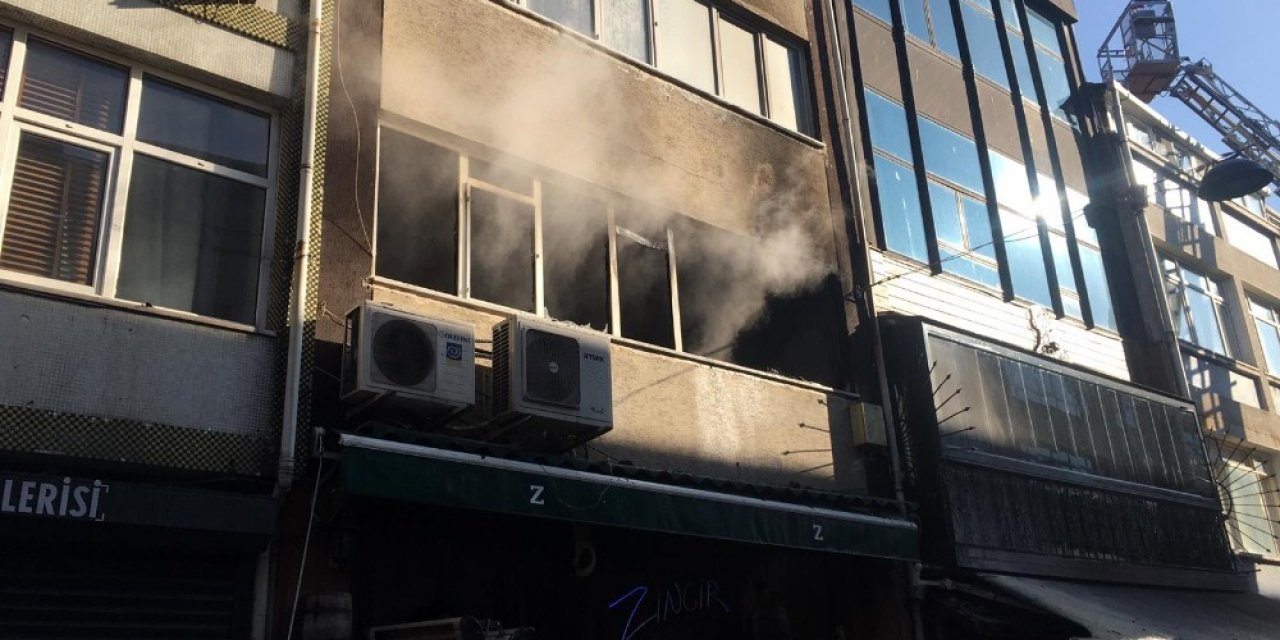 Kadıköy’de 3 katlı binada yangın