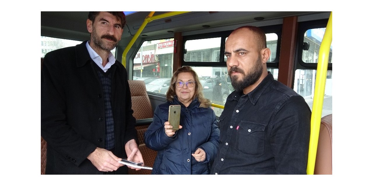 Minibüs şoförü, minibüste unutulan telefonu sahibine teslim etti