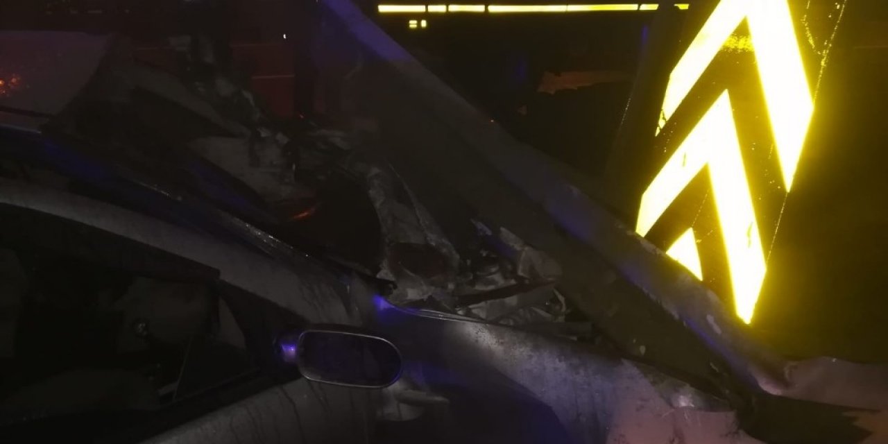 Refüje ok gibi saplanan araçtan sağ çıktı : 1 yaralı