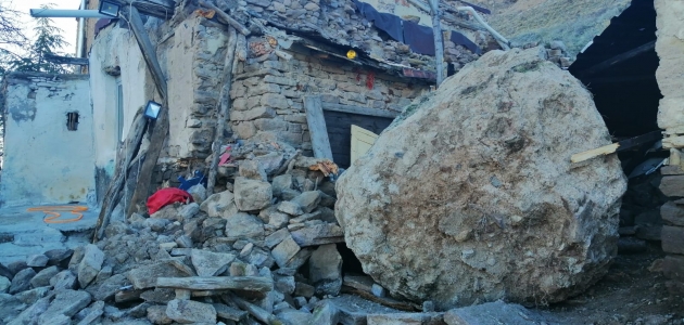 Konya'da evin üzerine düşen kaya parçası hasara yol açtı