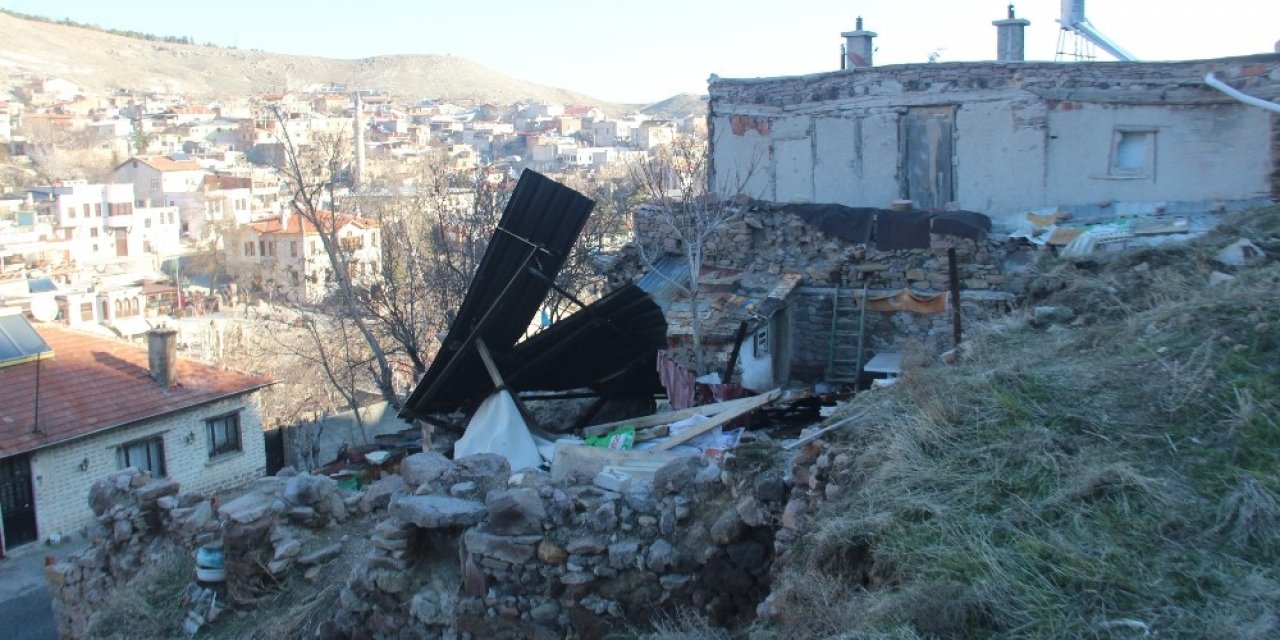 Dağdan yuvarlanan kaya evi yıktı