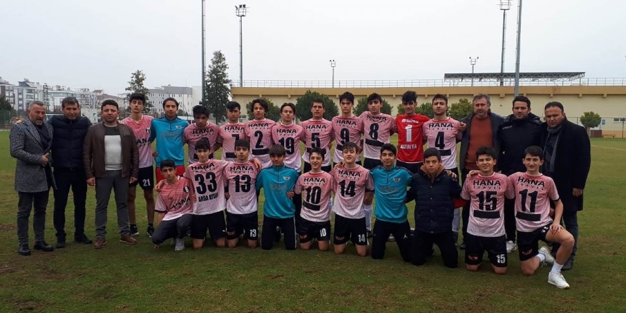 Velilerin kurduğu futbol takımı şampiyon oldu