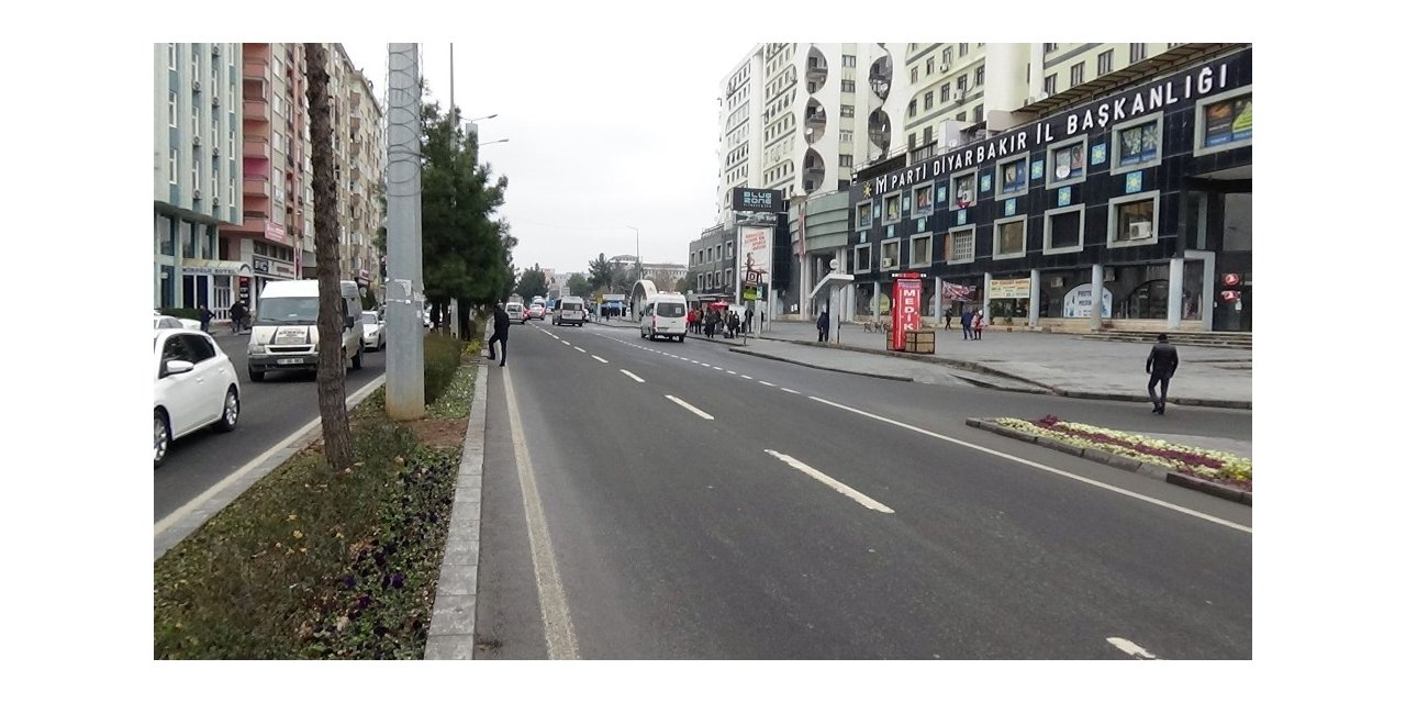 Diyarbakır’da korkunç kaza: Başı aracın ön camına çarptı, ardından takla atarak arka camından içeri girdi