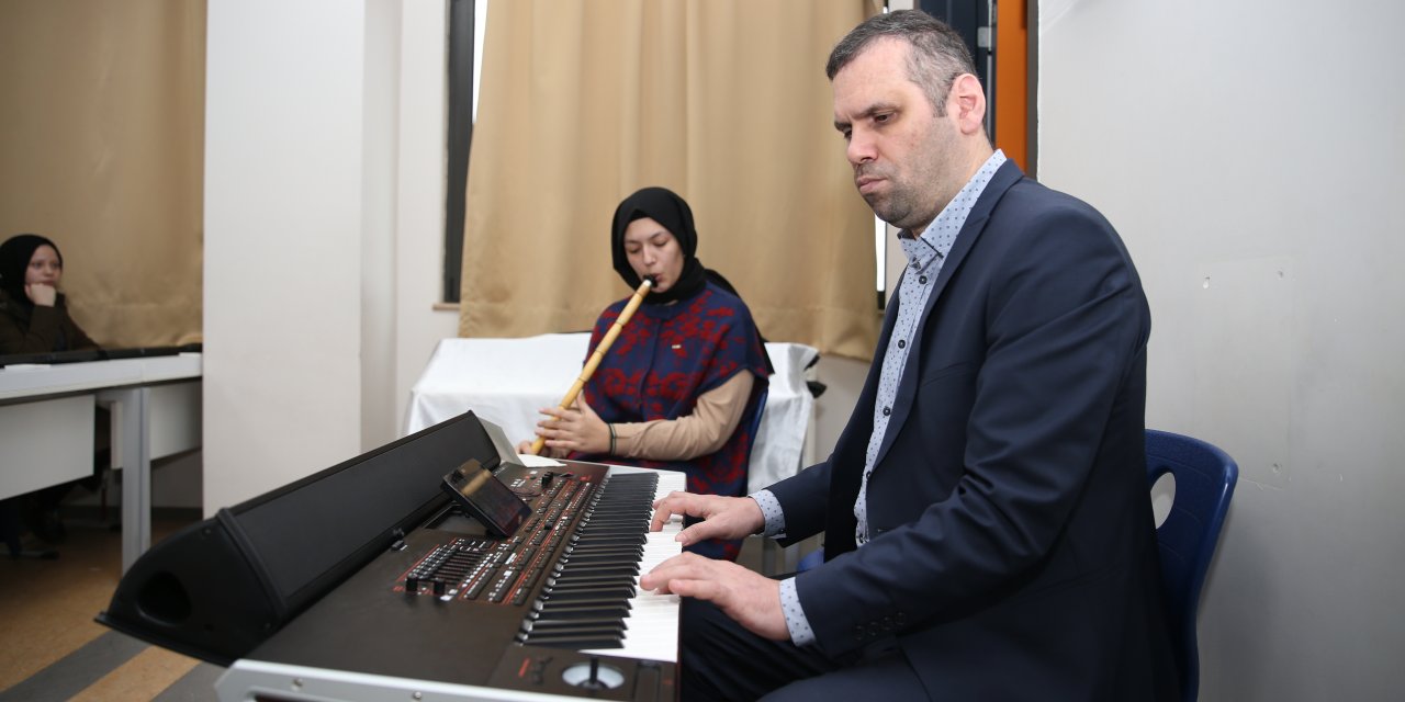 Görme engelli müzik öğretmeni öğrencilere notaları sevdirdi