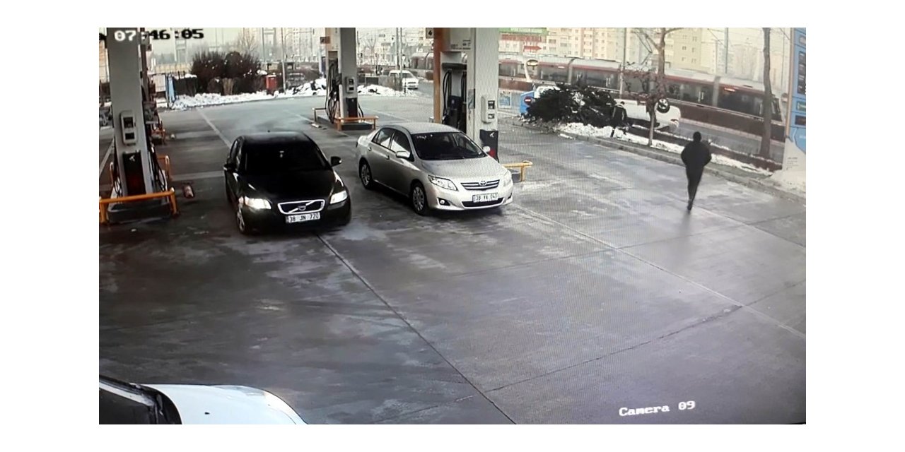Direksiyon hakimiyeti kaybolan araç böyle takla attı