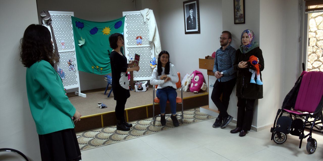 Anneler kitap okudu, özel çocuklar engelsiz sahnede canlandırdı