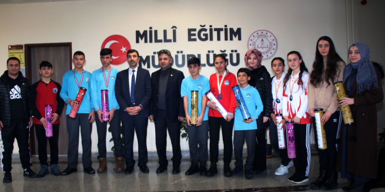 Şarkışla'da başarılı sporculardan Kaymakam Erdem'e ziyaret