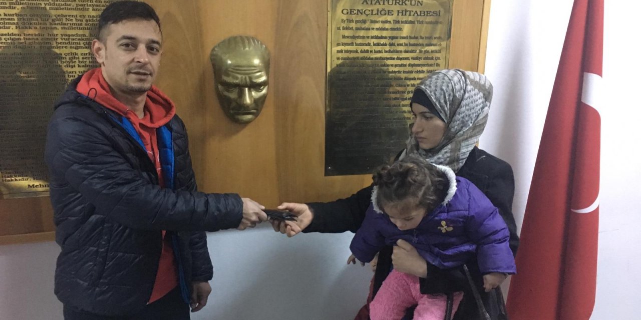 Suriyeli kadın bulduğu cüzdanı polisten yardım alarak sahibine ulaştırdı
