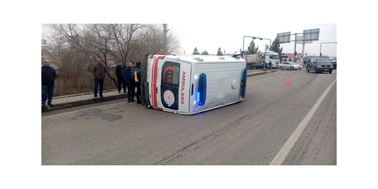 Diyarbakır’da hasta taşıyan ambulans kaza yaptı: 5 yaralı
