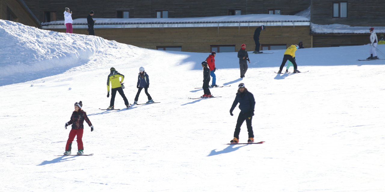 Kartalkaya'da pistlerde kar kalınlığı 2 metre 30 santimetreye ulaştı
