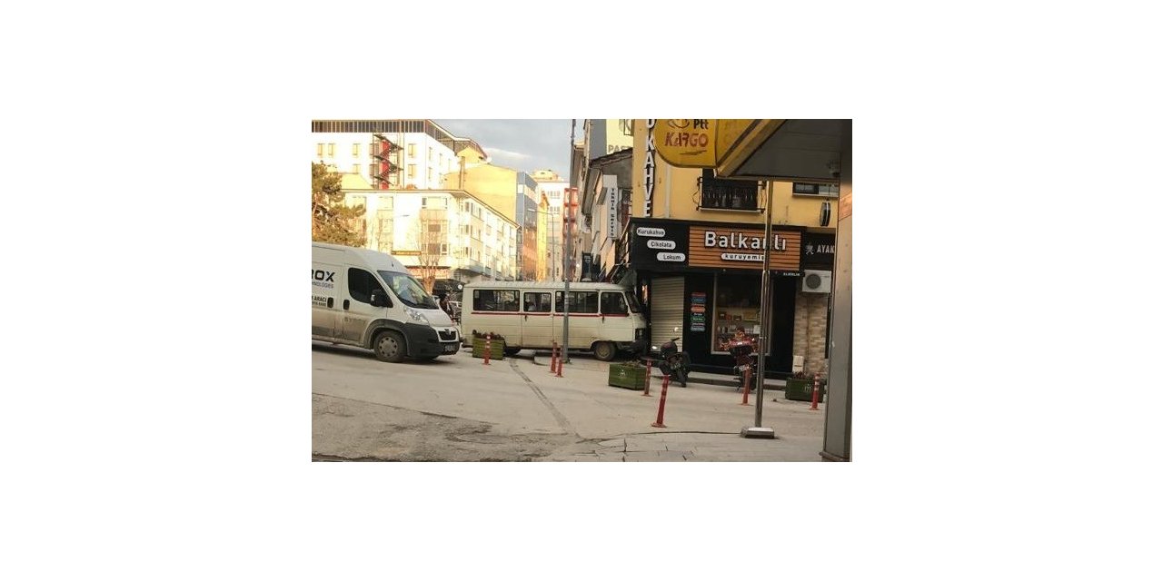 Freni boşalan minibüs, bir dükkanın duvarına çarparak durabildi