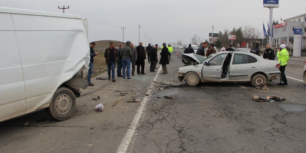 Diyarbakır’da zincirleme trafik kazası: 2 ağır yaralı