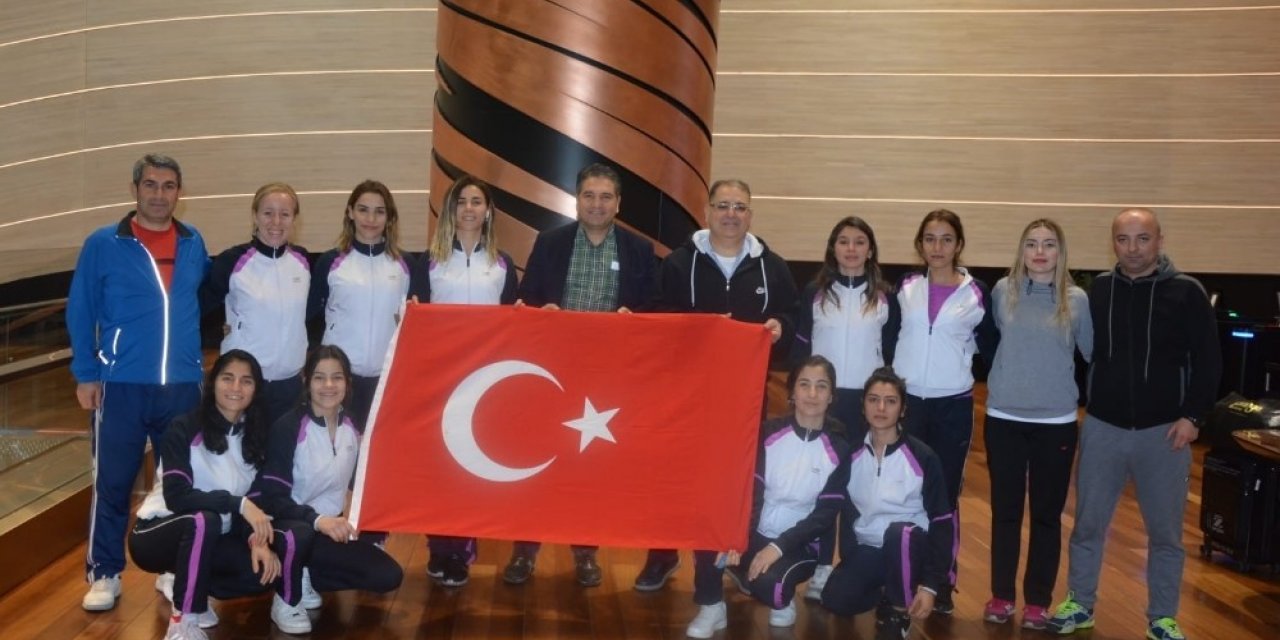 Hokeyin sultanları Avrupa şampiyonluğu için Litvanya’ya gitti