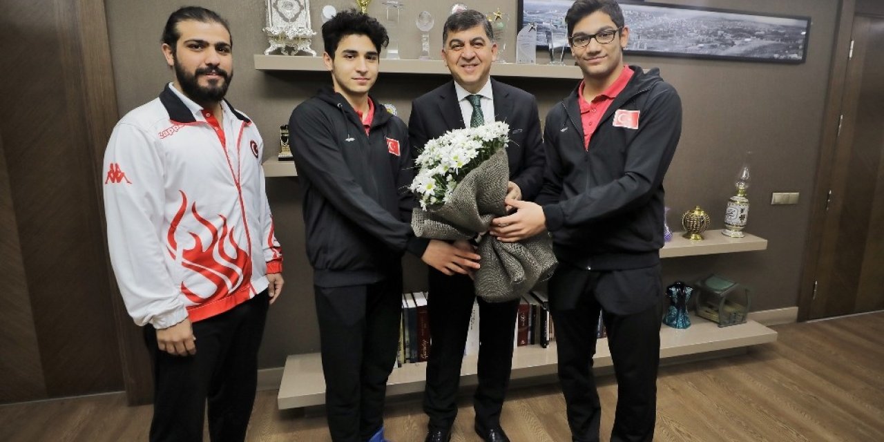 Ay-yıldızlı kulaçlar başarıya kenetlendi