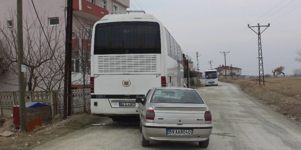 Otomobil park halindeki otobüse çarptı: 1 yaralı