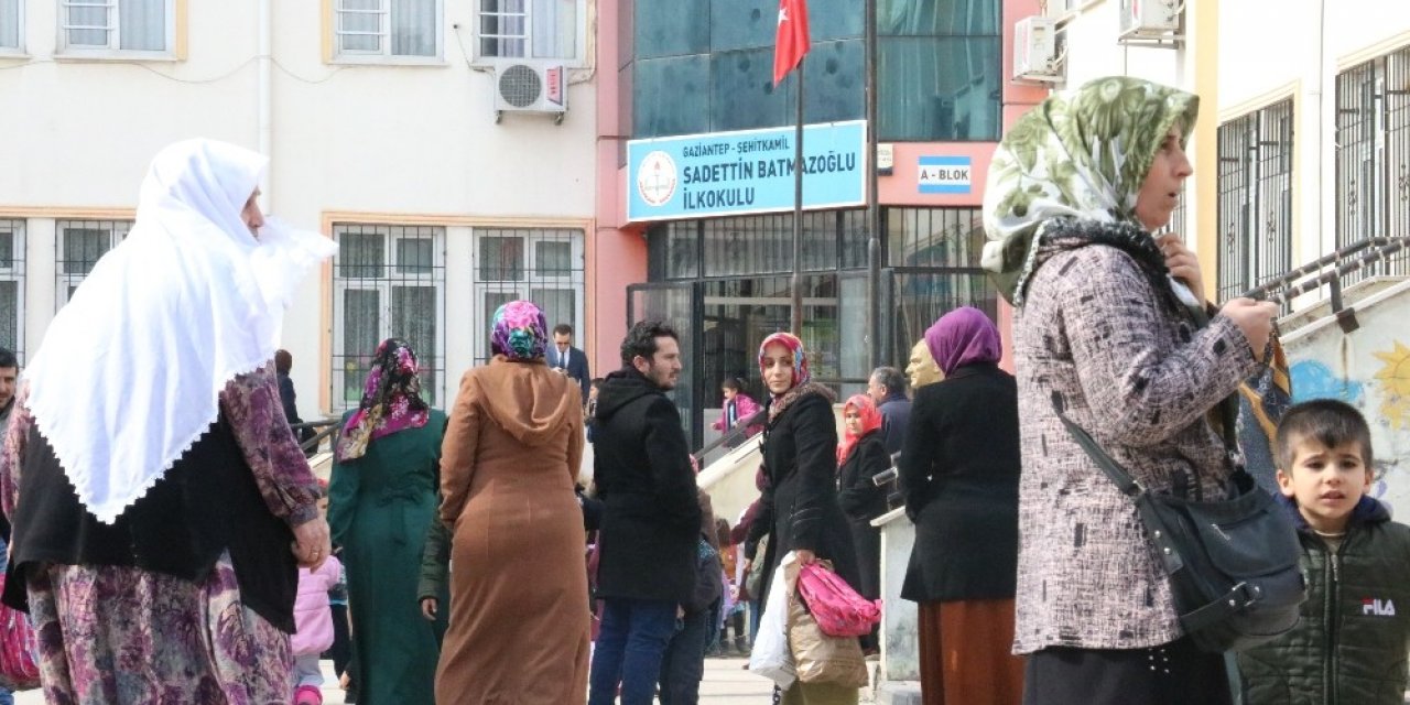 Öğretmenin öğrencilere şiddet uyguladığı anlar kamerada