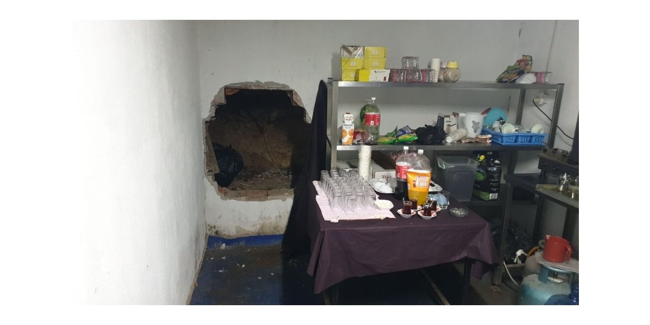 Mühürlenen yere kapı açtılar, tekrar kumar oynarken yakalandılar